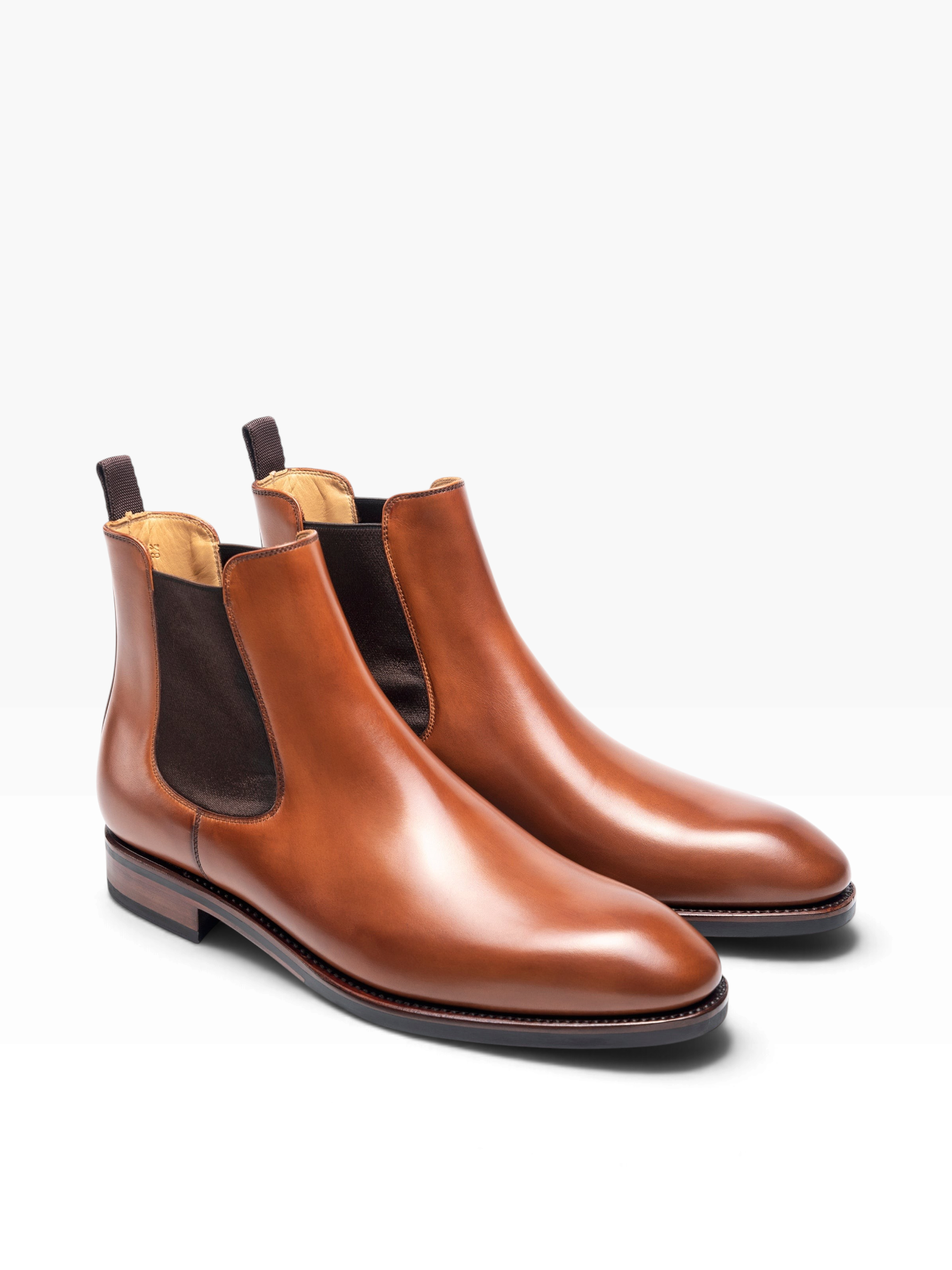 Bourgee a world class shoe store TLB Chelsea 511 boots in cuero Vegano leather with a semi-square toe and elastic side