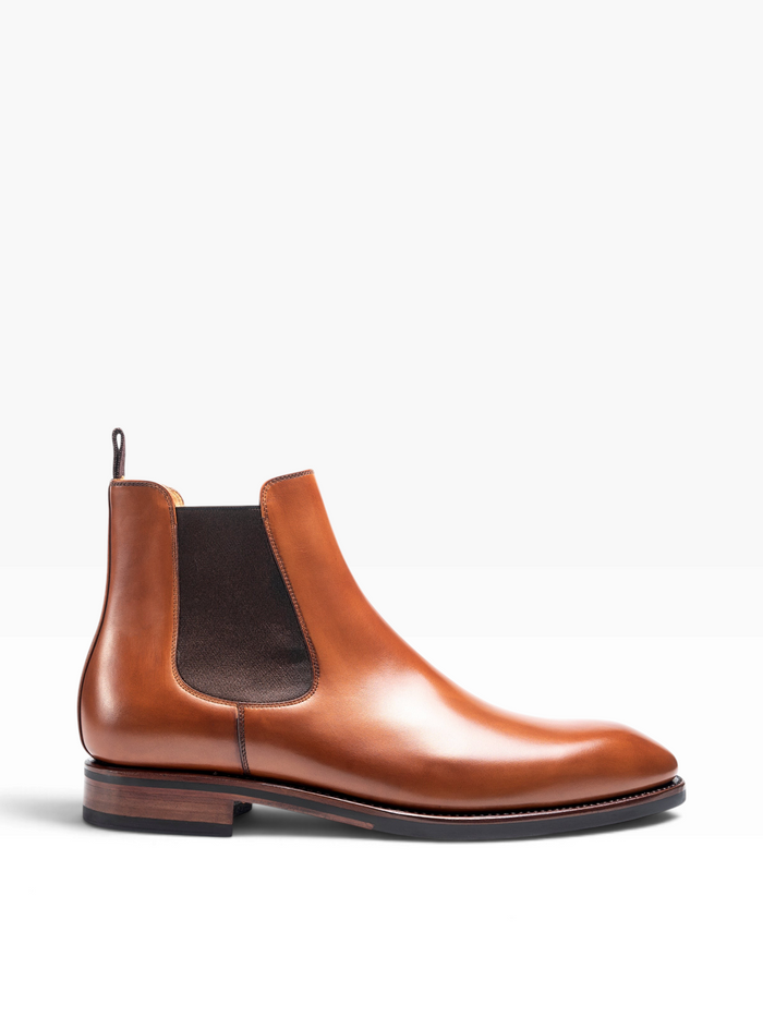 Bourgee a world class shoe store TLB Chelsea 511 boot in cuero Vegano leather with a semi-square toe and side elastic