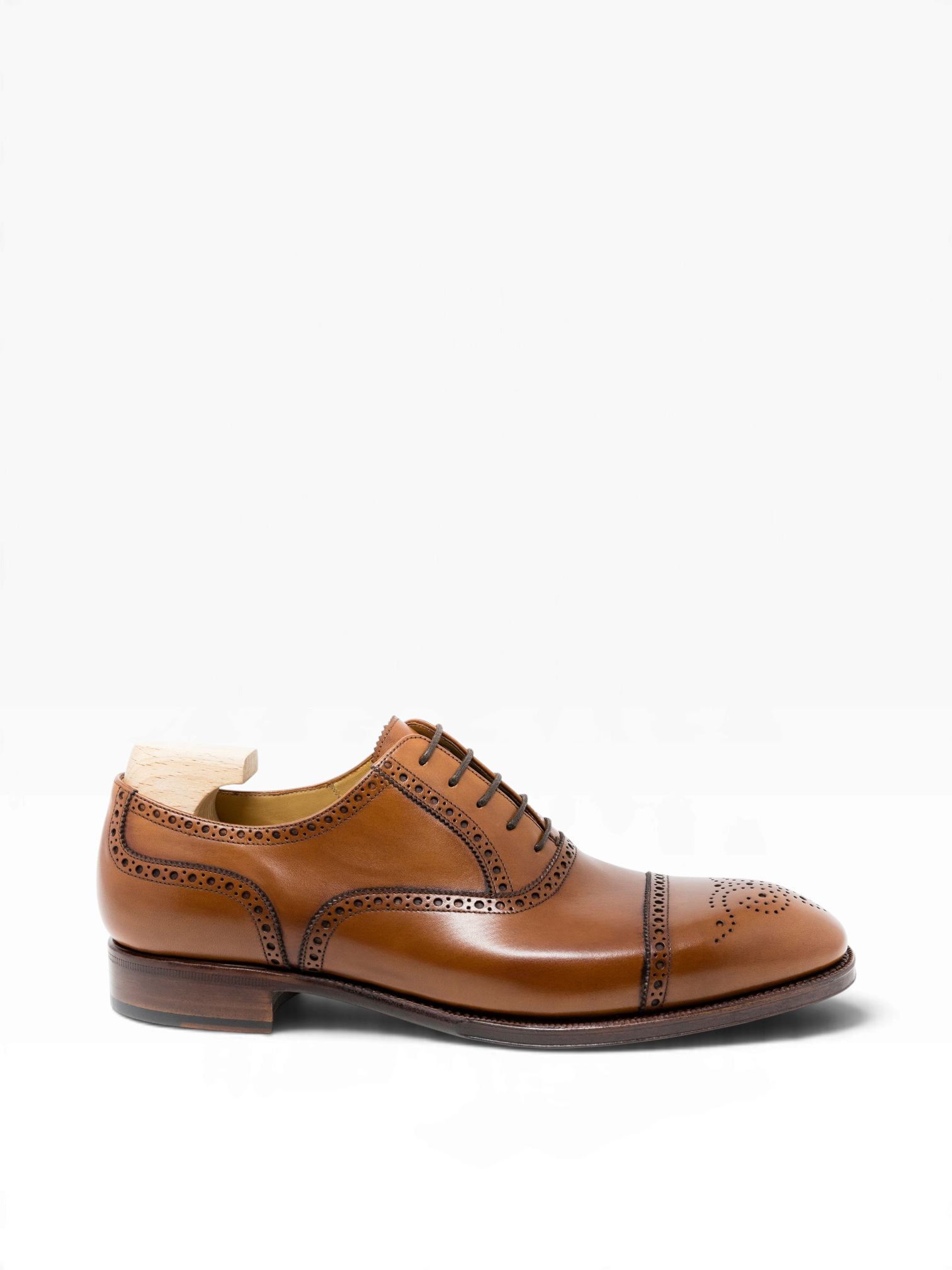 Bourgee a world class shoe store TLB Alan semi brogue oxford in cuero vegano leather with a closed channel sole